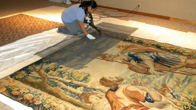 大学学生正在修复一幅大挂毯